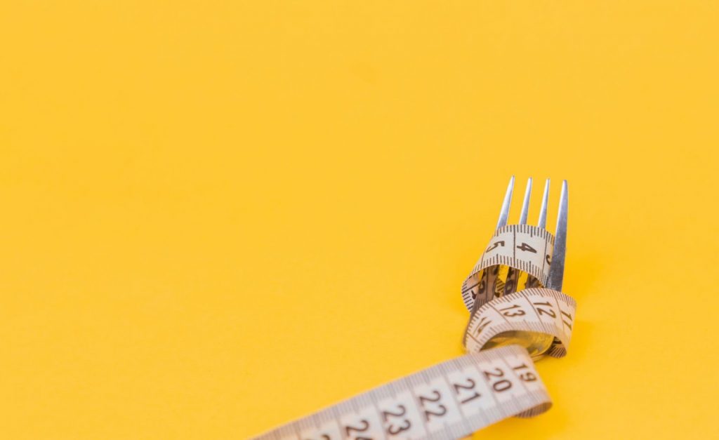 示意圖 / 比起需要餓肚子的168斷食法，最近有越來越多人崇尚不須刻意節食的「低GI飲食法」。來源：Unsplash。
